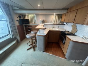 interior, Cruisers 4280, trawler for sale