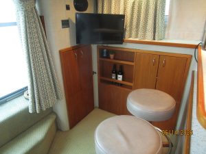 salon, Cruisers 4280, trawler for sale