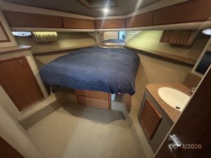 bed, Cruisers 4280, trawler for sale