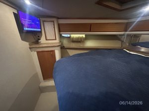 bed, Cruisers 4280, trawler for sale