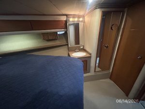 bed, Cruisers 4280, trawler for sale