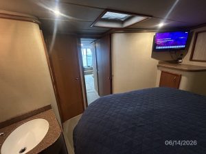 bed, Cruisers 4280, trawler for sale