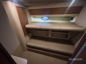 bed, Cruisers 4280, trawler for sale