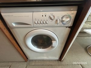 interior, Cruisers 4280, trawler for sale