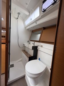 bath, Jeanneau, sailboat for sale