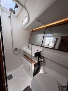 bath, Jeanneau, sailboat for sale