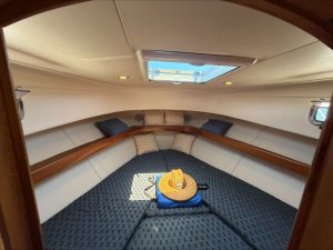 bed, Mainship 34, trawler for sale