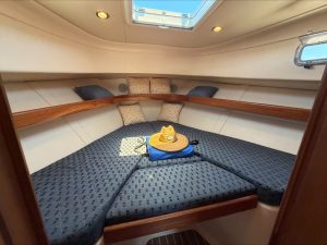 bed, Mainship 34, trawler for sale