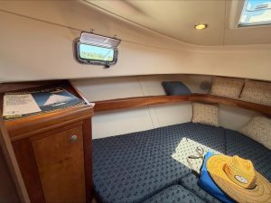 bed, Mainship 34, trawler for sale