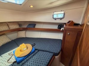 bed, Mainship 34, trawler for sale