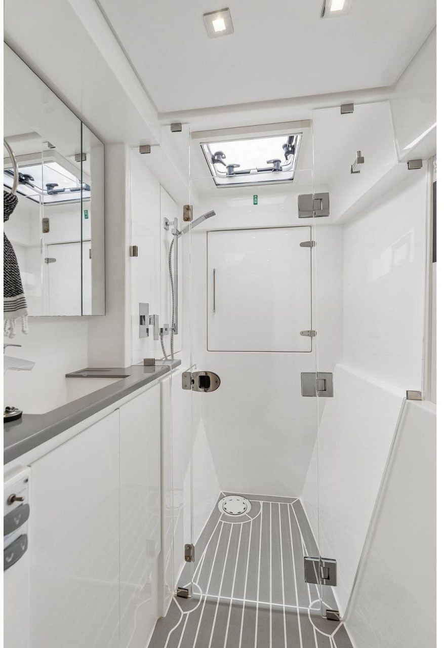 bath, Leopard 43 PowerCat, trawler for sale