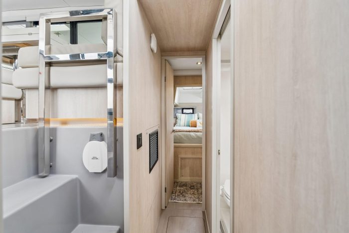 bath, Leopard 43 PowerCat, power catamaran for sale