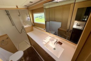bath, Lagoon 450, catamaran for sale
