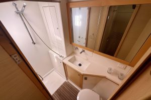 bath, Lagoon 450, catamaran for sale