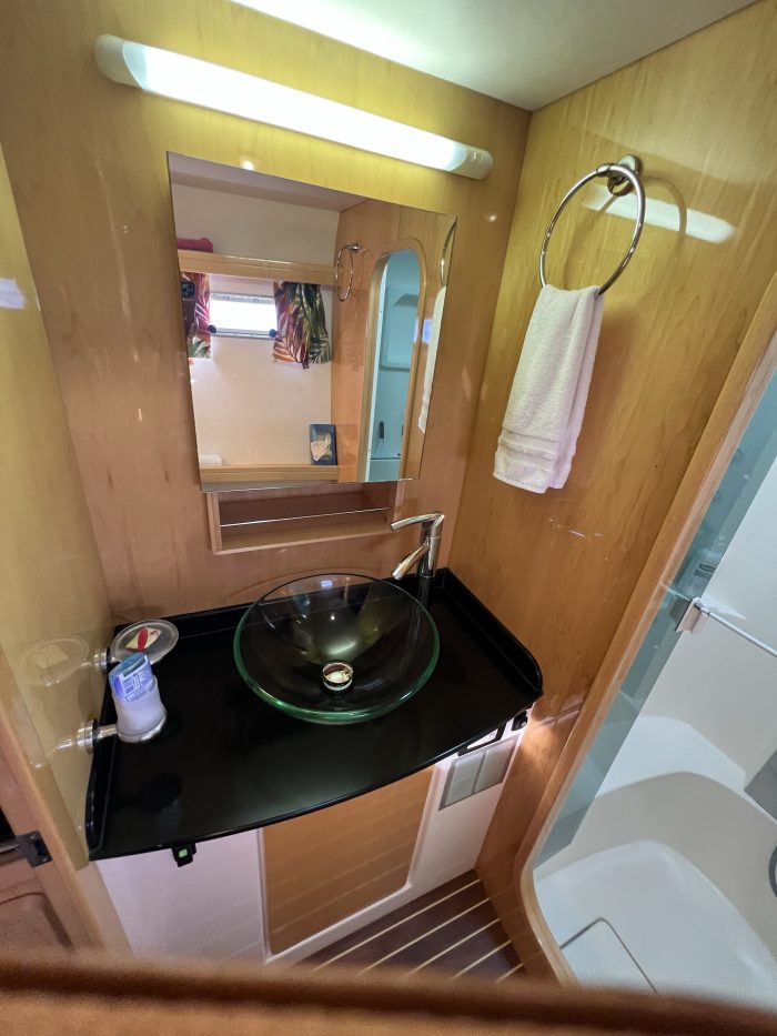 bath, Privilege 495, catamaran for sale