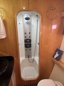 bath, Privilege 495, catamaran for sale