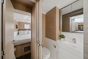 bath, Lagoon 38, catamaran for sale