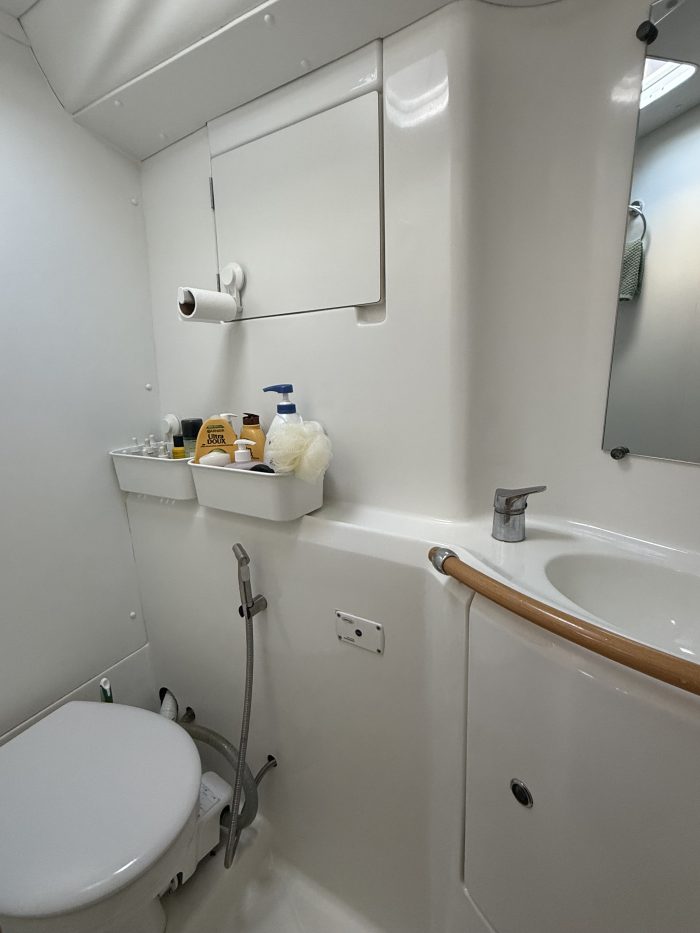 bath, Lagoon 380, catamaran for sale