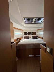 bed, Jeanneau 490, sailboat for sale