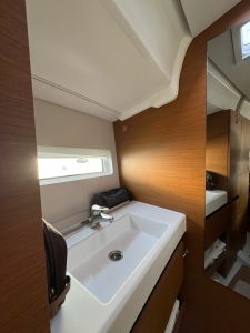 bath, Jeanneau 490, sailboat for sale