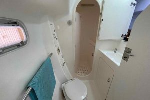 bath, Voyage 440, catamaran for sale