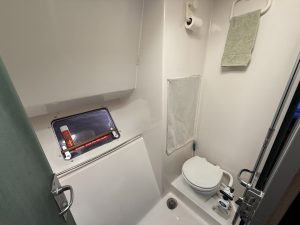 bath, FP 43 Belize, catamaran for sale