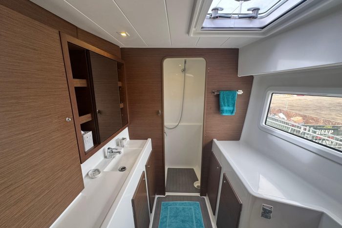bath, Lagoon 42, catamaran for sale
