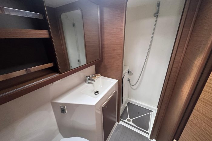 bath, Lagoon 42, catamaran for sale