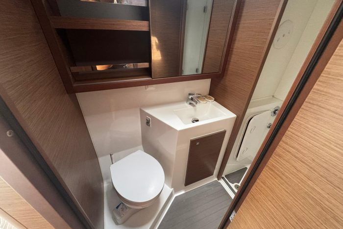 bath, Lagoon 42, catamaran for sale