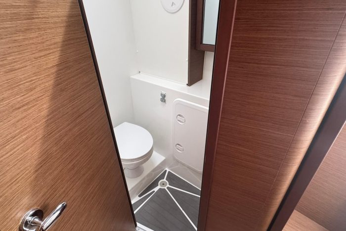 bath, Lagoon 42, catamaran for sale