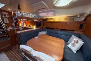 salon, Hunter, sailboat for sale