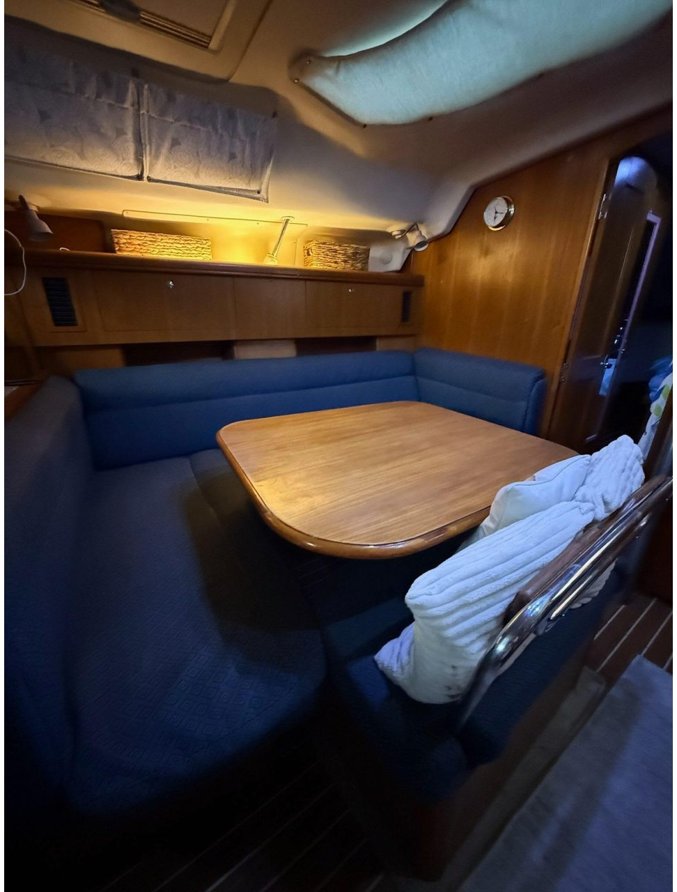salon, Hunter, sailboat for sale