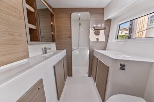 bath, Lagoon 42, catamaran for sale