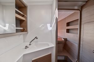 bath, Lagoon 42, catamaran for sale