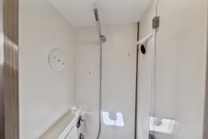 bath, Lagoon 42, catamaran for sale