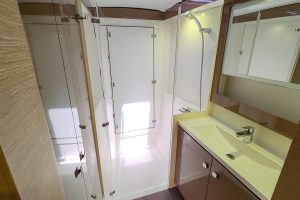 bath, FP 40 Lucia, catamaran for sale
