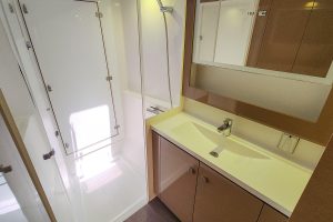 bath, FP 40 Lucia, catamaran for sale