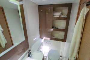 bath, FP 40 Lucia, catamaran for sale