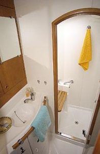 bath, Lagoon 380, catamaran for sale