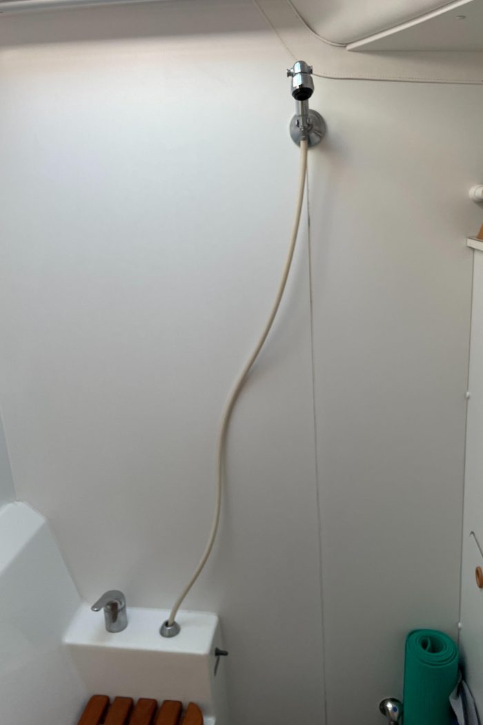 bath, Lagoon 380, catamaran for sale