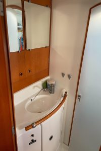 bath, Lagoon 380, catamaran for sale