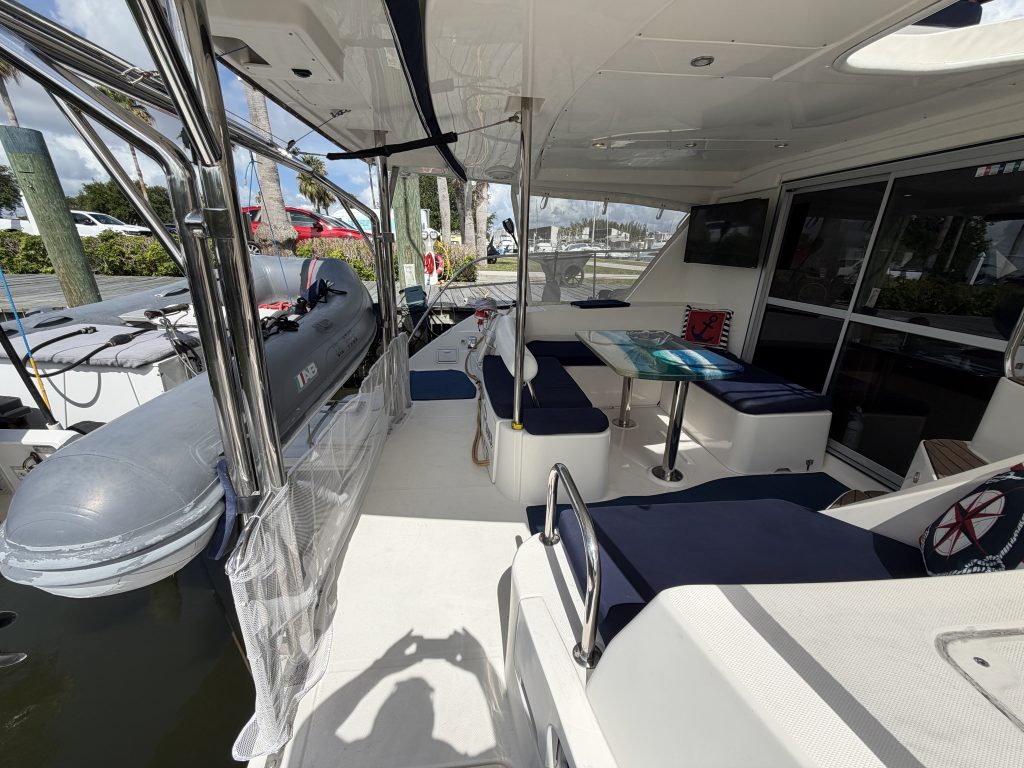 Leopard 39 Powercat interior saloon
