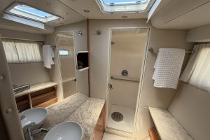 bath, Lagoon 440, catamaran for sale
