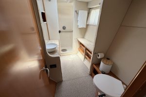 bath, Lagoon 440, catamaran for sale