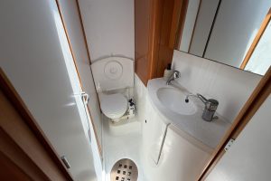 bath, Lagoon 440, catamaran for sale