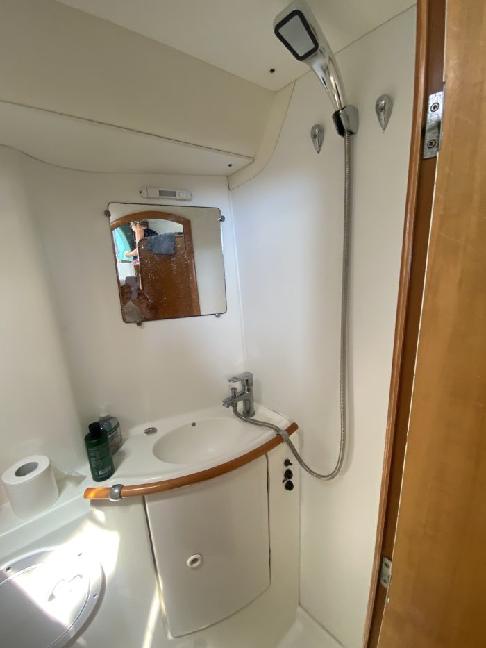 bath, Lagoon 380, catamaran for sale