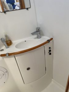 bath, Lagoon 380, catamaran for sale