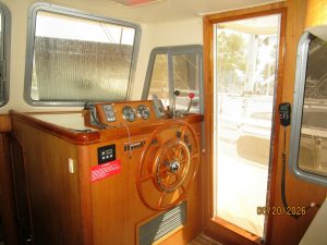 navigation station, Mainship 400, trawler for sale