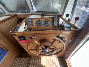 navigation station, Mainship 400, trawler for sale