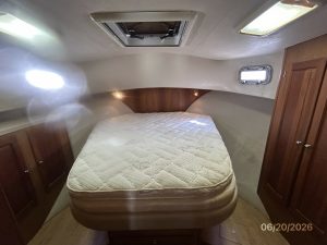 bed, Mainship 400, trawler for sale